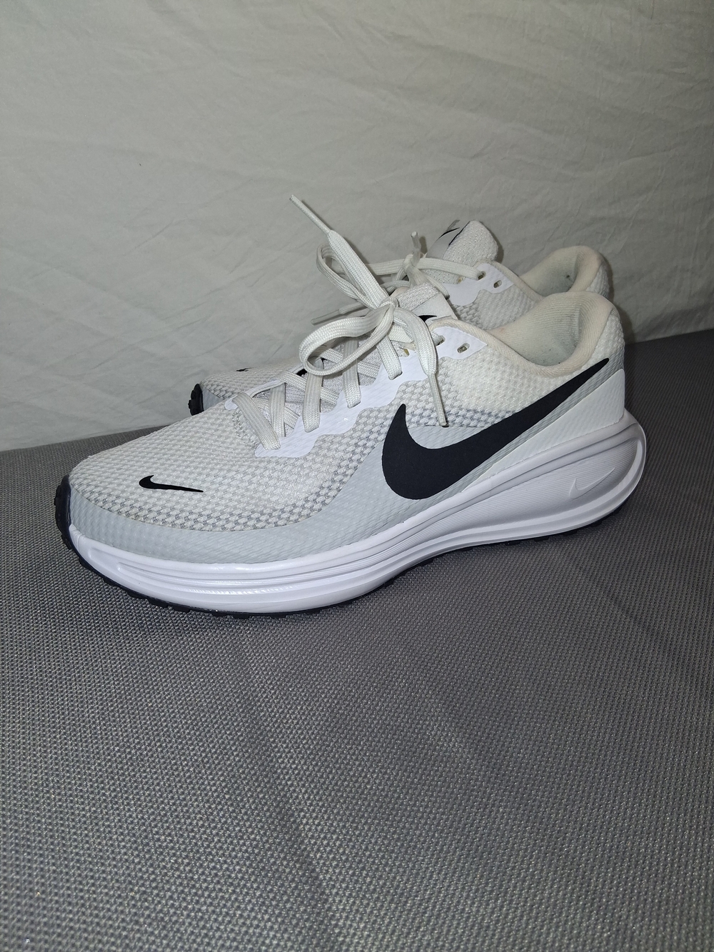 Nike Confort Wonen’s White and Black Athletic Sneakers with Swoosh Sz 7